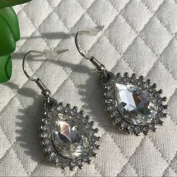 Sparkly drop earrings. Fun and timeless ✨ - Picture 2 of 8